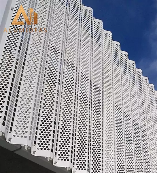 Protección solar arquitectónica moderna de aluminio.