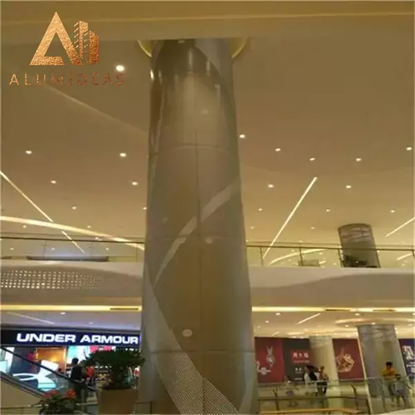 Architektonische Metallsäulen im Hotelinnenraum