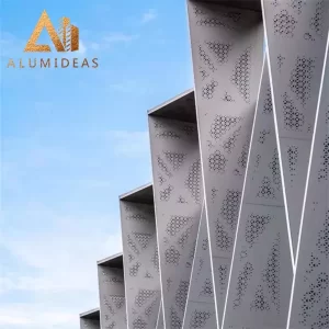 Paneles metálicos perforados de aluminio en edificios arquitectónicos.