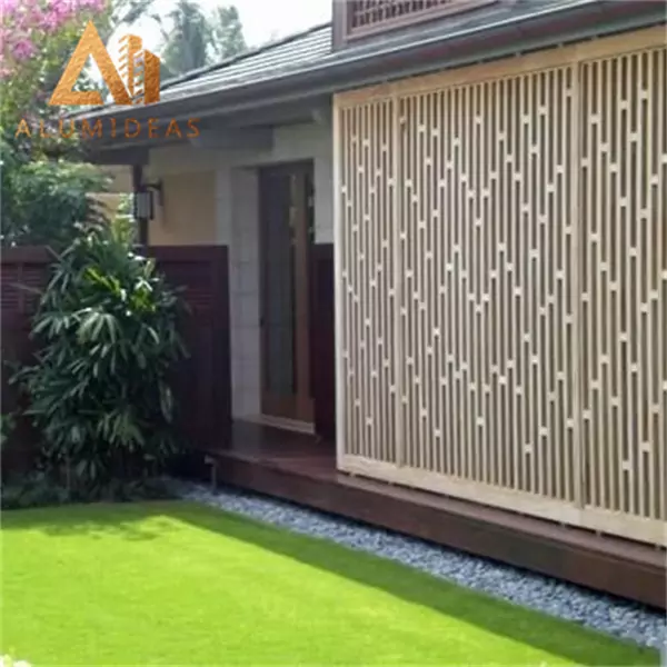 Dekorativer Zaun aus Aluminiumpaneelen mit perforiertem Muster