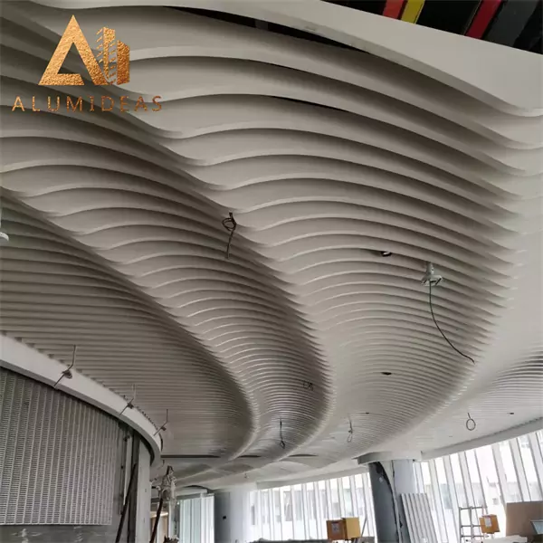plafond design courbé en aluminium