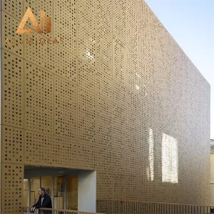 façade en panneaux d'aluminium perforés