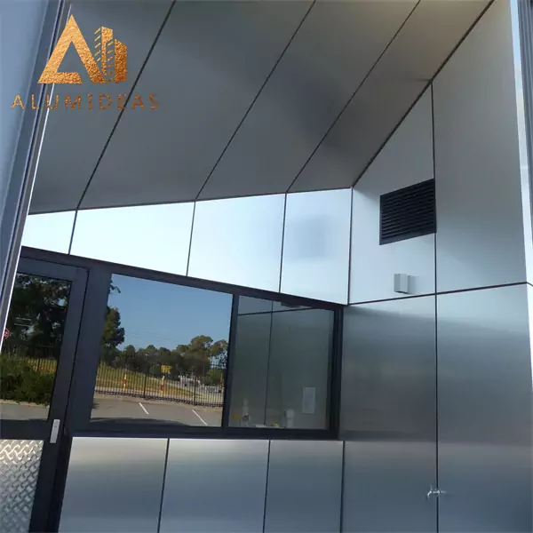 Panel komposit aluminium dengan lapisan cermin logam