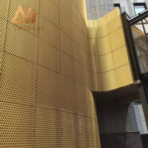 Façade en panneaux grillagés en aluminium