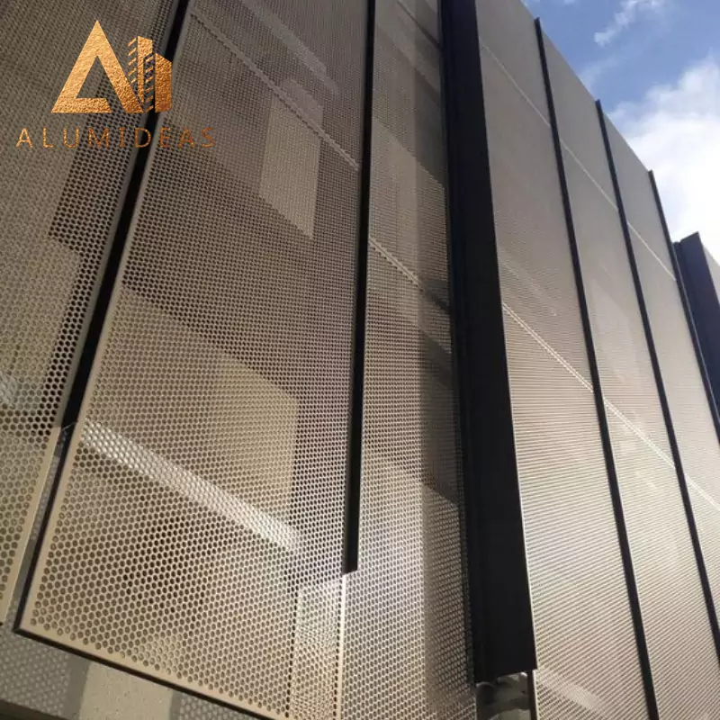 Sistema de revestimiento de aluminio con chapa de fachada perforada.
