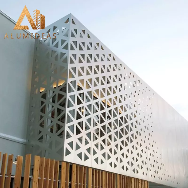 Panel perforado de aluminio para revestimiento de paredes exteriores.