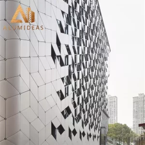 PVDF-Beschichtung unterschiedlich großer Fassadenbleche aus massivem Aluminium