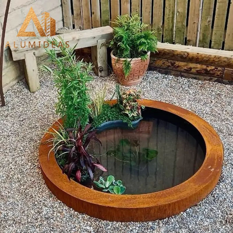 Fuente de agua con cuenco de acero corten.